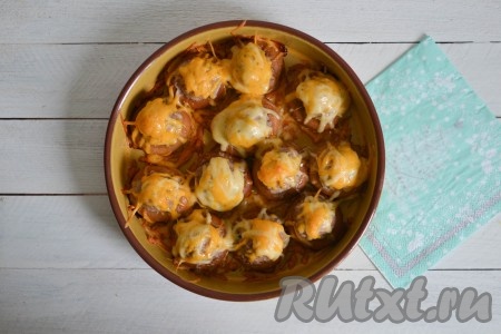 Запекать баранки с фаршем в разогретой духовке 20-25 минут при температуре 180 градусов.
