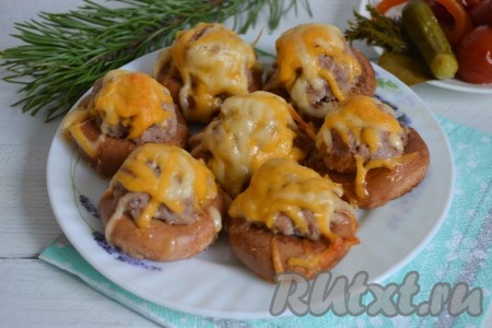 Нежные и сытные, вкусные и ароматные баранки с фаршем, запеченные в духовке, можно подавать к столу как в теплом, так и в холодном виде.&nbsp;
