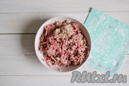 Я использовала свинину (можно заменить другим мясом). Перемолоть мясо мясорубкой вместе с очищенным луком, по вкусу всыпать соль, черный молотый перец и тщательно перемешать.
