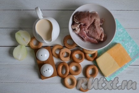 Подготовить необходимые ингредиенты для приготовления баранок с фаршем в духовке.