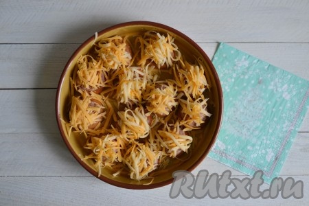 Твердый сыр натереть на средней терке и обильно посыпать каждый мясной "бугорок".
