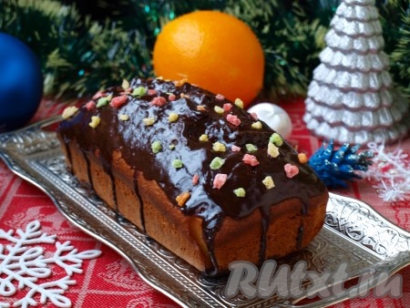 Невероятно нежный и вкусный кекс, замешанный на кефире и сливочном масле, достать из духовки, остудить, затем посыпать сахарной пудрой или смазать шоколадной глазурью, затем нарезать на порции. Наливаем кофе или чай, зовём всех к столу насладиться выпечкой, приготовленной по этому простому рецепту.