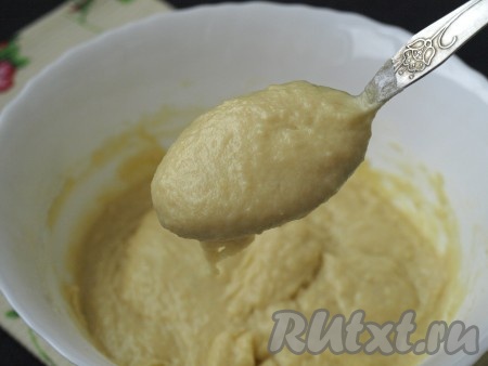 Частями добавляя оставшуюся муку, замесить густое тесто, которое будет хорошо держаться на ложке, как на фото. Как только добились такой густоты теста для кекса, значит больше муку добавлять не нужно.