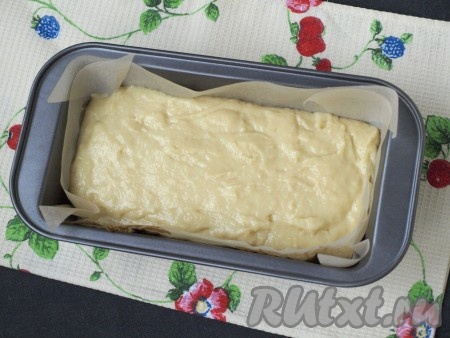 Форму для выпечки (я взяла форму размером 10х22 сантиметра) застелить пергаментом, выложить в неё тесто и разровнять лопаткой.