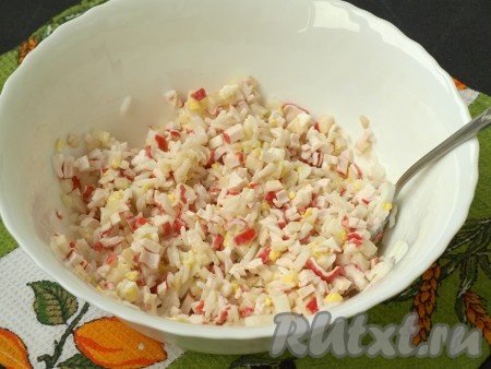 Посолить и поперчить салат, добавить майонез и перемешать.
