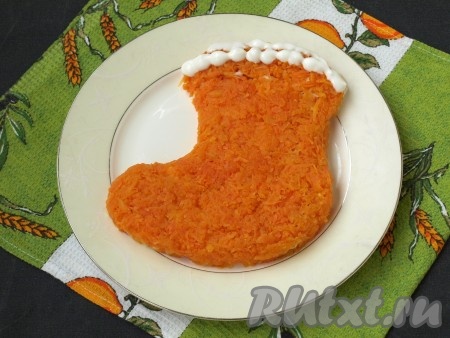 Крупную очищенную морковь натереть на тёрке и укрыть ею весь салат. Там где будет "мех" смазать майонезом.
