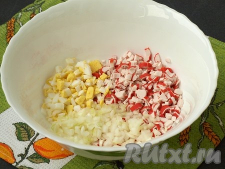 Рис заранее сварить до готовности в соответствии с инструкцией на упаковке и остудить. Лук и яйца очистить. Крабовые палочки, лук и яйца нарезать кубиками, сложить в глубокую миску.
