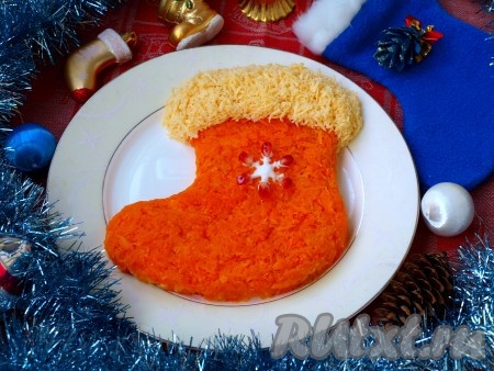 Натереть на тёрке сыр, выложить его сверху сапожка, имитируя мех. Яркий, вкусный салат "Сапожок" готов. Его можно также дополнительно украсить, нарисовав, например, майонезом снежинки с лучиками из зернышек граната.