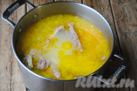 За 10 минут до готовности картофеля в кастрюлю отправить обжаренные овощи. 