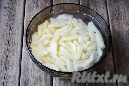 Картофель очистить, вымыть и нарезать брусочками.
