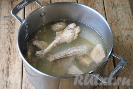 В кастрюлю налить воду, довести до кипения. В кипящую воду выложить кусочки гуся, после закипания уменьшить огонь и варить до готовности. Время приготовления будет зависеть от возраста птицы. Я готовила 1 час.&nbsp;Когда мясо будет готово, бульон нужно процедить (бульон я процеживаю через дуршлаг, который застелен марлей, сложенной в несколько раз). После процеживания бульон станет более прозрачным, уйдёт некоторая часть жира.
