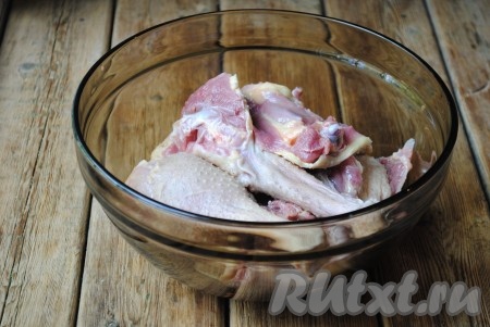 Гуся нарезать на порционные кусочки.&nbsp;
