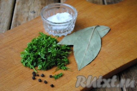 Когда картофель будет готов, добавить соль, чёрный молотый перец, перец горошком, мелко нарезанный укроп и лавровые листья.&nbsp;
