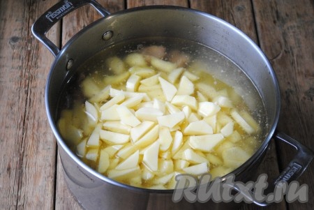 Картофель выложить в кастрюлю с кусочками гуся и процеженным бульоном. Бульон должен слегка прикрывать картофель (как на фото), если бульона много - его нужно отлить, если мало - долить кипячёную воду.&nbsp;Тушить картошку с гусем 30 минут на небольшом огне под крышкой (до готовности картофеля). Время тушения будет зависеть от сорта картошки.