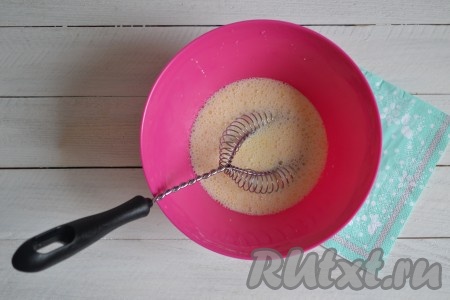 Тщательно перемешать венчиком. 