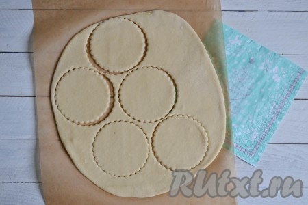 Для того чтобы было более удобно работать, от общего куска теста отрезать небольшую часть и раскатать на столе в пласт толщиной, примерно, 4 мм. Формочкой вырезать круги (можно воспользоваться стаканом). Диаметр круга значения не имеет - чем он больше, тем больше получится вареник.
