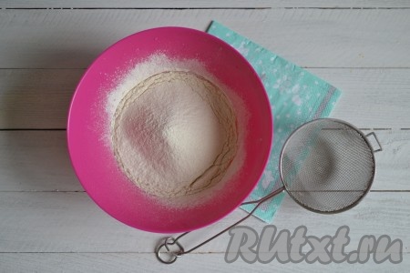 Частями ввести в получившуюся смесь просеянную муку. Во время просеивания мука обогащается кислородом и благоприятно влияет на мучные изделия.
