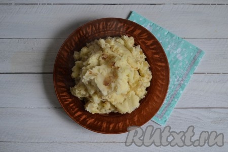 На фото готовая картофельная начинка для вареников.
