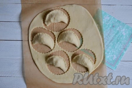 Защипать края каждого кружка, формируя вареники. Тесто настолько нежное и покладистое, что очень легко лепится и не требует дополнительной муки.

