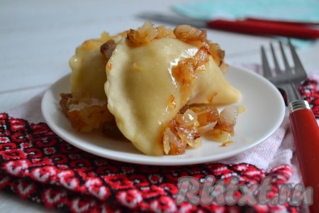 Украинские вареники, приготовленные на пару, можно сдобрить выжаренными шкварками с золотистым, хрустящим и нежным луком.