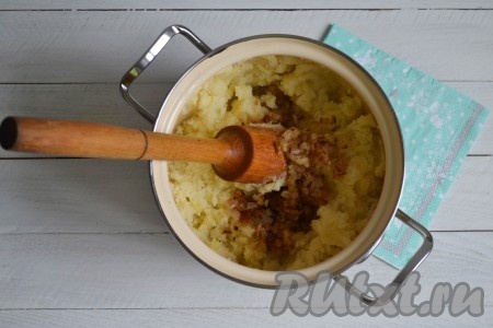 В приготовленное пюре по вкусу всыпать соль и выложить жареный лук, который остался в сковороде, тщательно перемешать.
