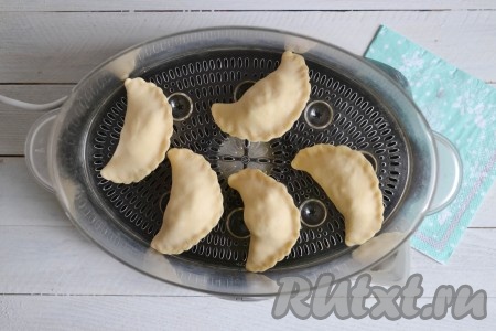 Поддон пароварки смазать растительным маслом и выложить вареники с картошкой. Плотно укладывать их не нужно.
