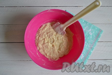 После каждого добавления муки её нужно тщательно вмешивать силиконовой лопаткой или ложкой, чтобы не было комочков. Лучше не спешить на этом этапе, а делать медленно и нежно.
