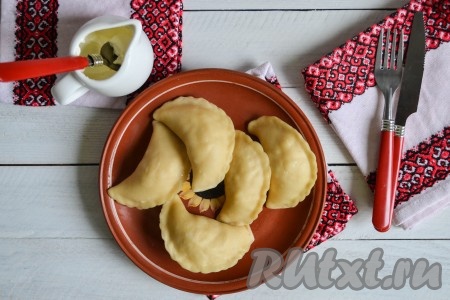 Очень вкусные вареники с картошкой, приготовленные на пару, выложить на блюдо и подать на стол в горячем виде.
