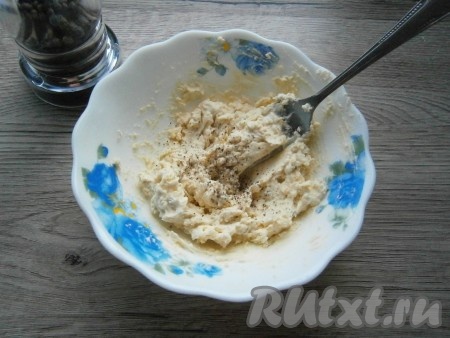 Массу немного поперчить, хорошо перемешать.