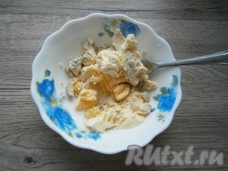 Вареные яйца, разрезав вдоль, аккуратно разделить на белки и желтки. Желтки смешать с размягченным сливочным маслом.