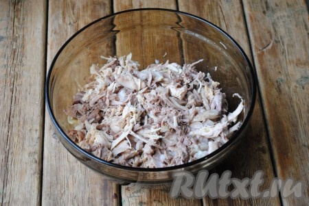 Куриное мясо, отделенное от костей, нарезать на небольшие кусочки или перекрутить через мясорубку. Из рульки убрать все кости, мясо вместе с кожицей также мелко нарезать ножом. Соединить нарезанное мясо.
