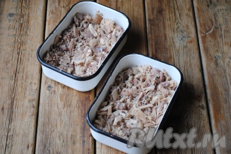 Нарезанное мясо разложить по формам.
