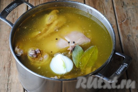 Затем холодец посолить, добавить очищенную луковицу, черный перец горошком и лавровые листья, продолжить варить ещё 1,5-2 часа под крышкой на очень медленном огне.
