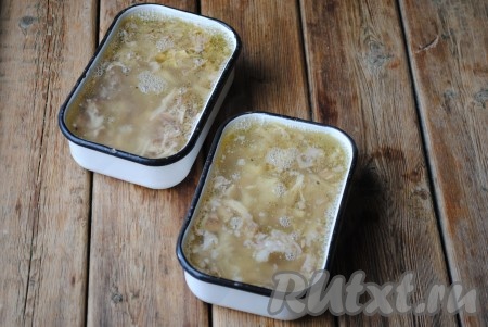 Мясо в формах залить горячим бульоном и оставить остывать при комнатной температуре.&nbsp;
