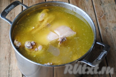 Когда вода закипит, на её поверхности появится сероватая пена, воду из кастрюлю надо будет вылить. Мясо ещё раз хорошо вымыть, снова поместить в кастрюлю, залить чистой водой, поставить на огонь, после закипания убавить огонь до минимального, накрыть кастрюлю крышкой и варить холодец часа 3. Если в процессе варки вода будет выкипать и мясо будет покрыто не полностью, тогда долейте воду.
