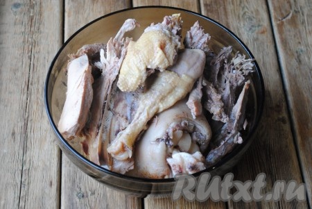 Вынуть мясо из бульона. 