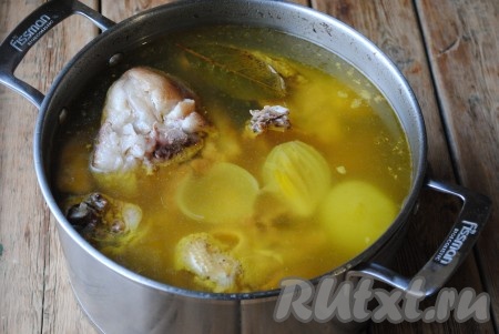 Бульон должен получиться очень насыщенным, а мясо хорошо разварится и станет легко отходить от костей.
