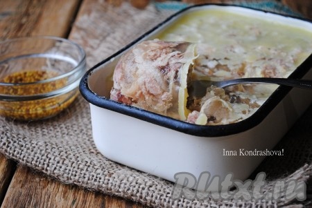 Сытный, вкусный холодец из свиной рульки и курицы, сваренный по этому рецепту, - прекрасное блюдо для будней и праздников, особенно если его подать с хреном или горчицей.
