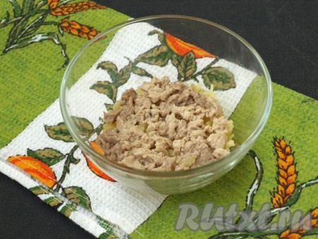 Очищенный варёный картофель натереть на тёрке и поместить на дно салатника. Печень трески, размяв вилкой, выложить поверх картофеля.