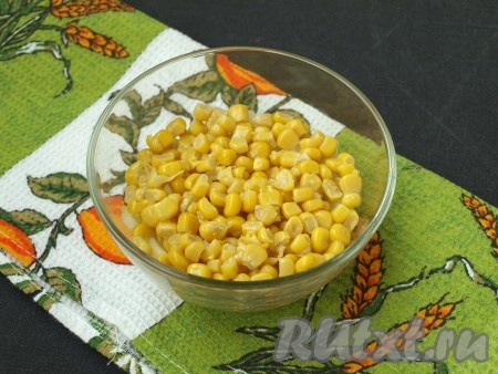 Далее выложить слой консервированной кукурузы. Обращаю внимание на то, что мы ни один из слоёв не смазывали майонезом. Печень трески пропитает картофель и он станет сочным, а лук и кукуруза - и без пропитки достаточно сочные ингредиенты.