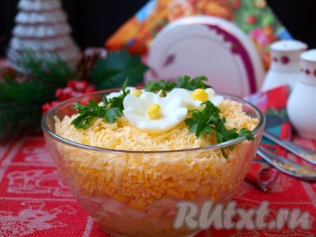 Украсить салат на свой вкус (я украсила яичными белками, зернами кукурузы и зеленью), для домашнего обеда можно и вовсе не украшать. Подать вкусный и сытный салат с печенью трески и картофелем к столу.
