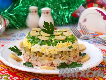 Салату дать постоять 1 час в холодильнике. Затем накрыть плоской тарелкой и перевернуть. Украсить салат так, как подскажет ваша фантазия (я украсила зеленью и пластинами шампиньонов). Невероятно вкусный и красивый салат "Ирина" с копченой курицей и грибами подать к праздничному столу.