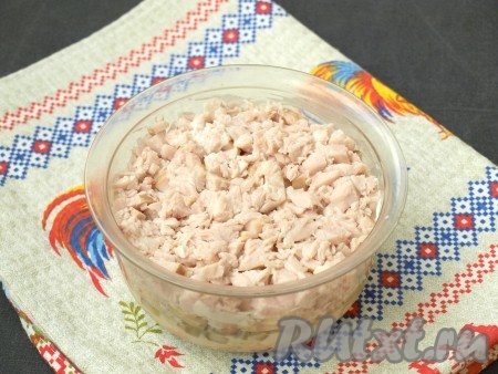 Измельчить копчёную курицу кубиками, выложить последним слоем. Если готовить салат при помощи кулинарного кольца, то слои салата "Ирина" будут выкладываться в обратном порядке.
