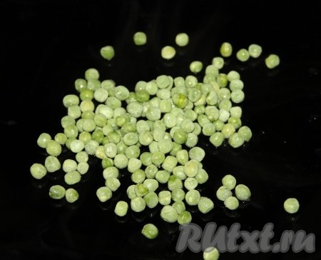 Когда овощи проварятся минут 15, добавить зелёный горошек.&nbsp;
