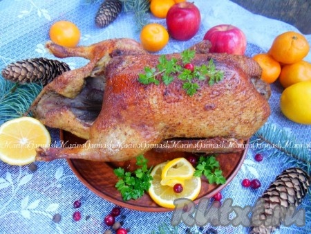 Утка, запеченная с горчицей в духовке, получается нежной, сочной и очень вкусной. К запеченному мясу прекрасно подойдет картофельное пюре, рис и конечно же свежая зелень с овощами.
