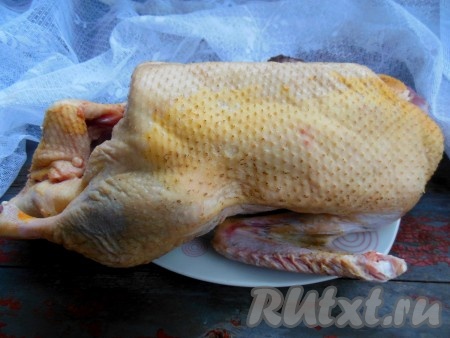 Утку вымойте, обсушите с помощью бумажного полотенца.