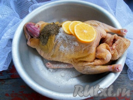 Поместите утку в глубокую миску, добавьте соль, горчицу, черный молотый перец (лучше использовать чёрный свежемолотый перец - он более ароматный) и 3 колечка лимона.