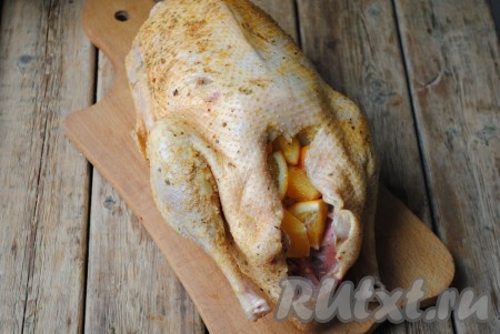 Внутрь гуся выложить нарезанные апельсины.&nbsp;Сильно утрамбовывать кусочки апельсинов не нужно, чтобы во время запекания не лопнула кожица и не вытек весь сок.&nbsp;
