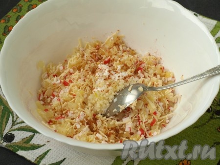 Добавить майонез, измельчённый чеснок, соль и перец.
