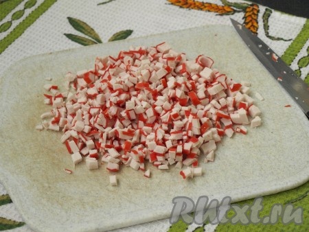 Крабовые палочки нарезать как можно мельче.
